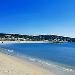 Escale A La De *